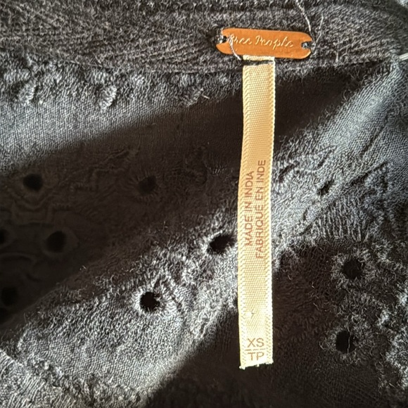 Free People Women’s Extra Small Ribbed Knit Eyelet Bell Sleeve V-Neck Trapeze - Picture 8 of 10